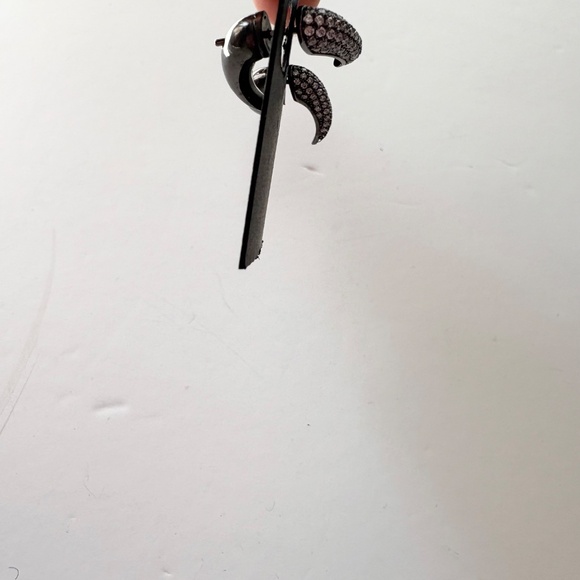 Noir NYC pavé gunmetal horn earrings - Picture 3 of 4